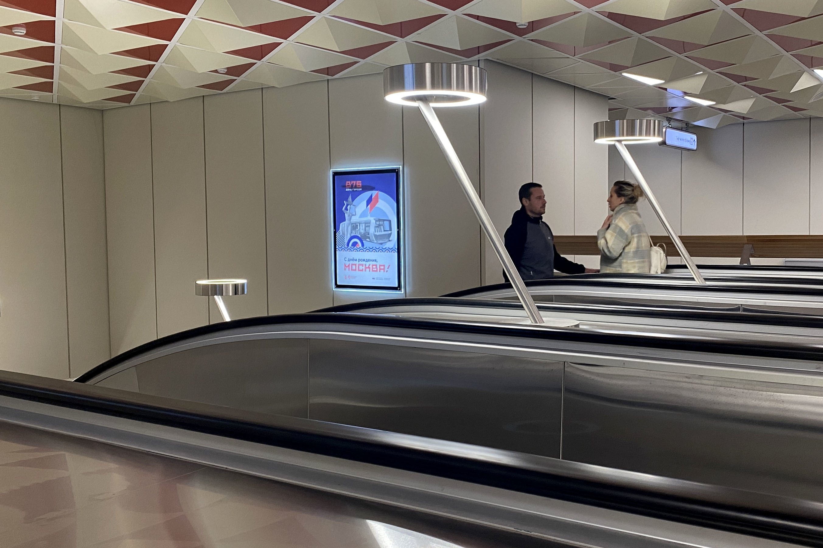 Фотография рекламного носителя, тип: Кристалайт, адрес: Станция метро «Яхромская», линия Люблинско-Дмитровская, Москва, Россия. Сторона/вариант A №1055379