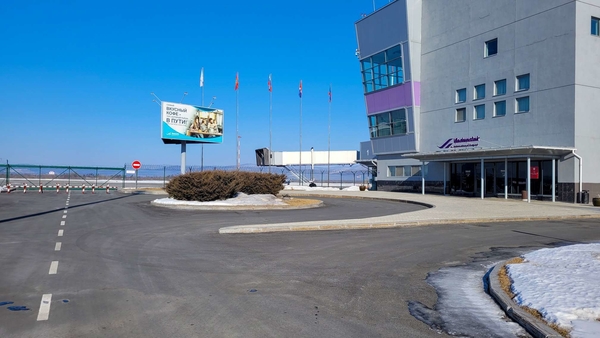 Фотография рекламного носителя, тип: Билборд 3x6, адрес: Владимира Сайбеля ул., аэропорт, Щ8, привокзальная площадь, Владивосток, Приморский край, Россия. Сторона B №1054359