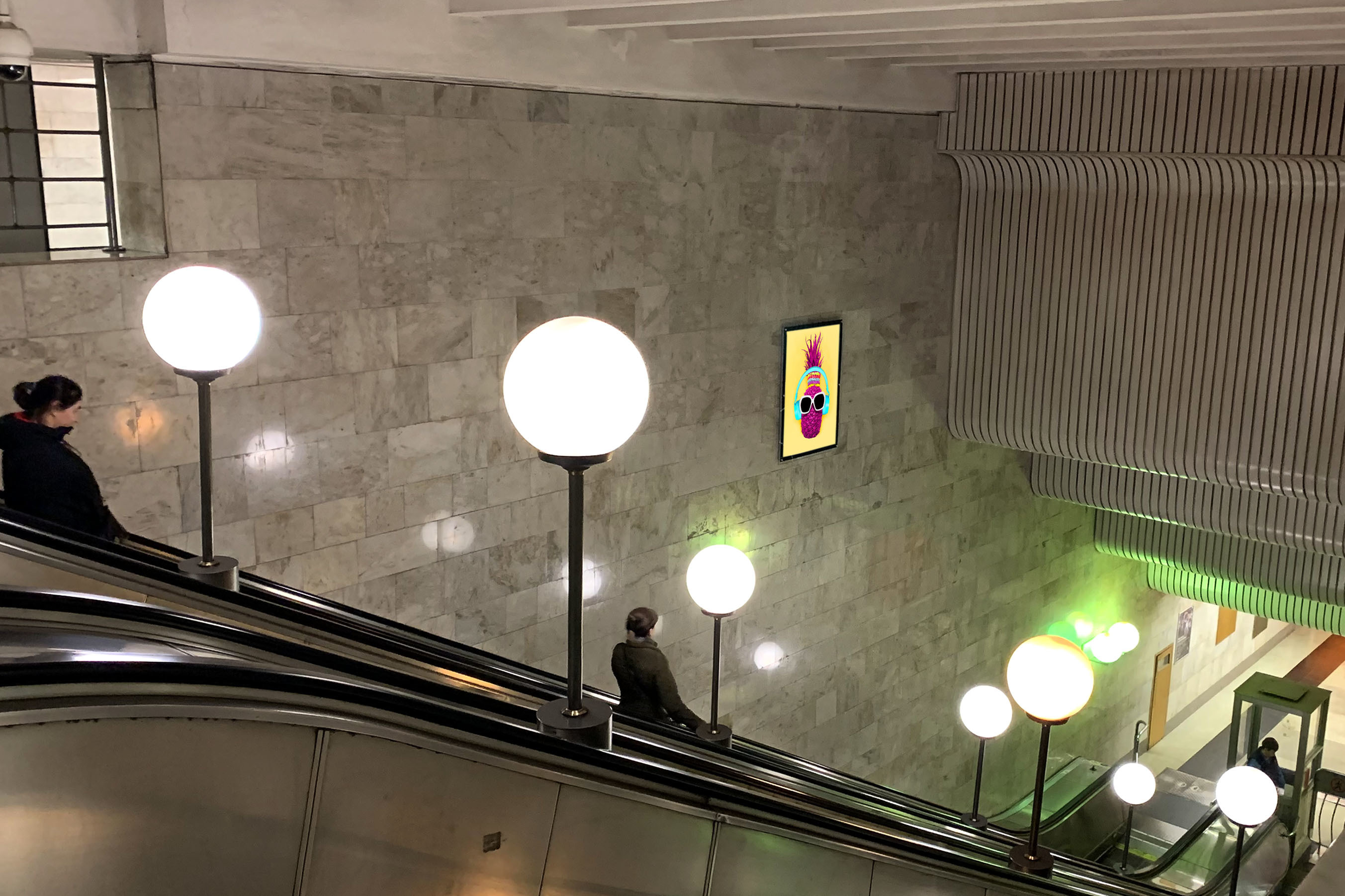 Фотография рекламного носителя, тип: Кристалайт, адрес: Станция метро «Улица Академика Янгеля», линия Серпуховско-Тимирязевская, Москва, Россия. Сторона/вариант №1001965