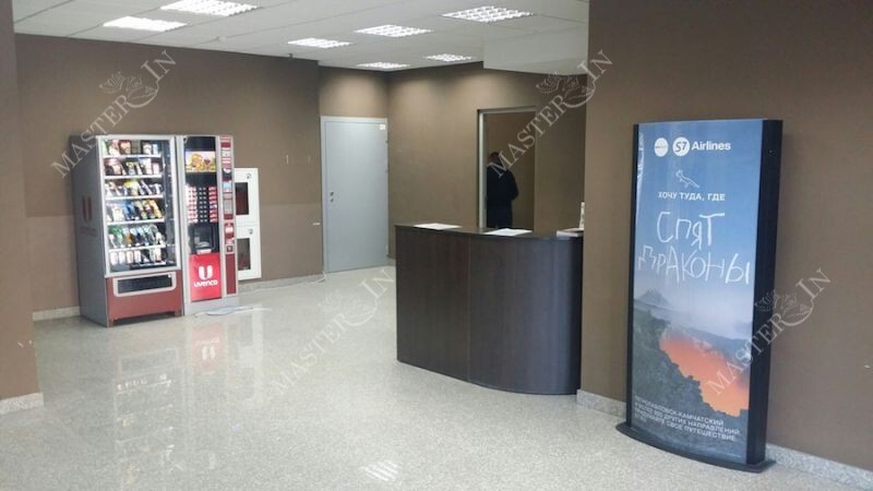 Фотография рекламного носителя, тип: Лайтбокс, адрес: Бизнес-центр «Евразия», Коммунистическая ул., д.2, Новосибирск, Новосибирская область, Россия. Сторона/вариант №975317