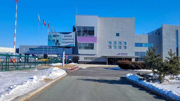 Фотография рекламного носителя, тип: Билборд 3x6, адрес: Владимира Сайбеля ул., аэропорт, Щ8, привокзальная площадь, Владивосток, Приморский край, Россия. Сторона A №1054358