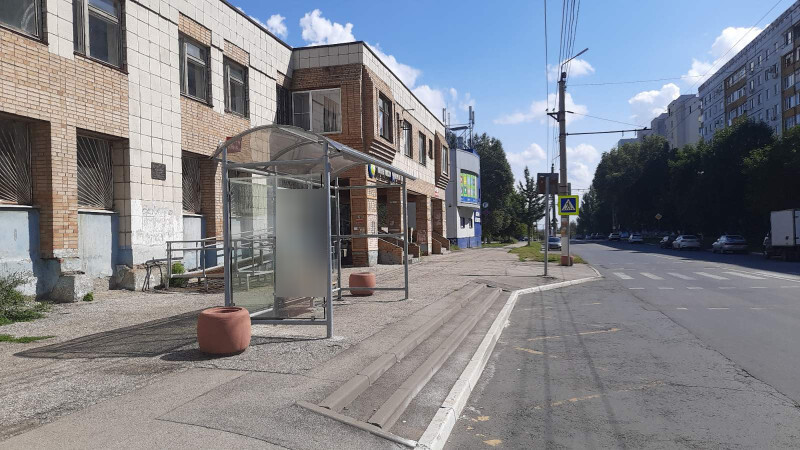 Фотография рекламного носителя, тип: Остановка 1.8x1.2, адрес: Егорова ул. - ул. Суворова, Новокуйбышевск, Самарская область, Россия. Сторона B2 №1081302