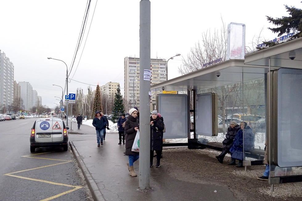 Фотография рекламного носителя, тип: Остановка 1.8x1.2, адрес: Декабристов ул., д.15б, Москва, Россия. Сторона А №1022680