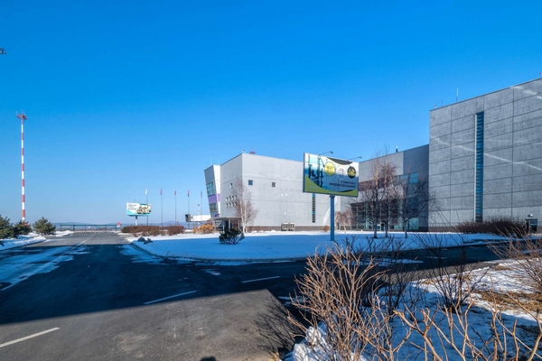 Фотография рекламного носителя, тип: Билборд 3x6, адрес: Владимира Сайбеля ул., аэропорт, Щ2, привокзальная площадь, Владивосток, Приморский край, Россия. Сторона B №1054353