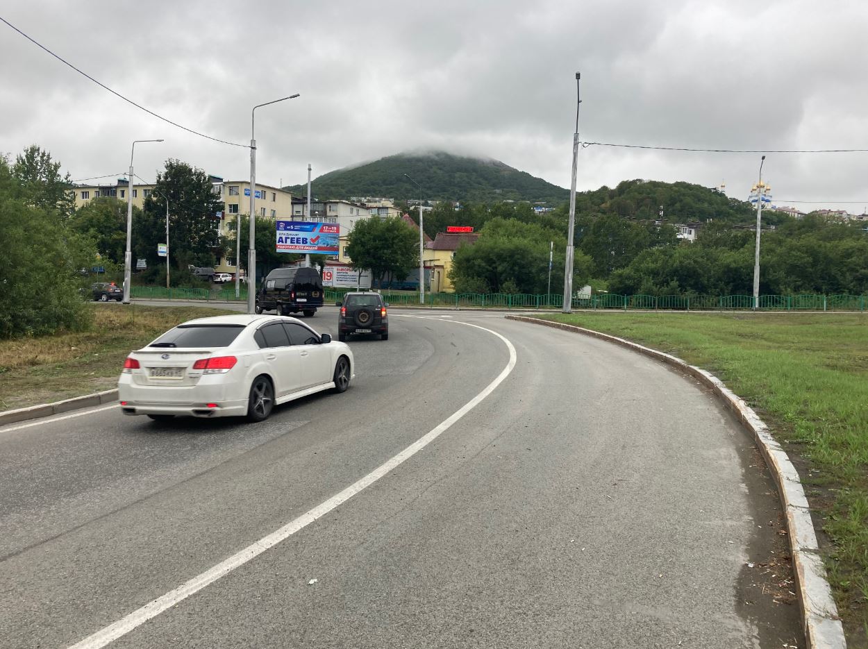 Фотография рекламного носителя, тип: Билборд 3x6, адрес: Кроноцкая ул., д.12, Петропавловск-Камчатский, Камчатский край, Россия. Сторона А №777386