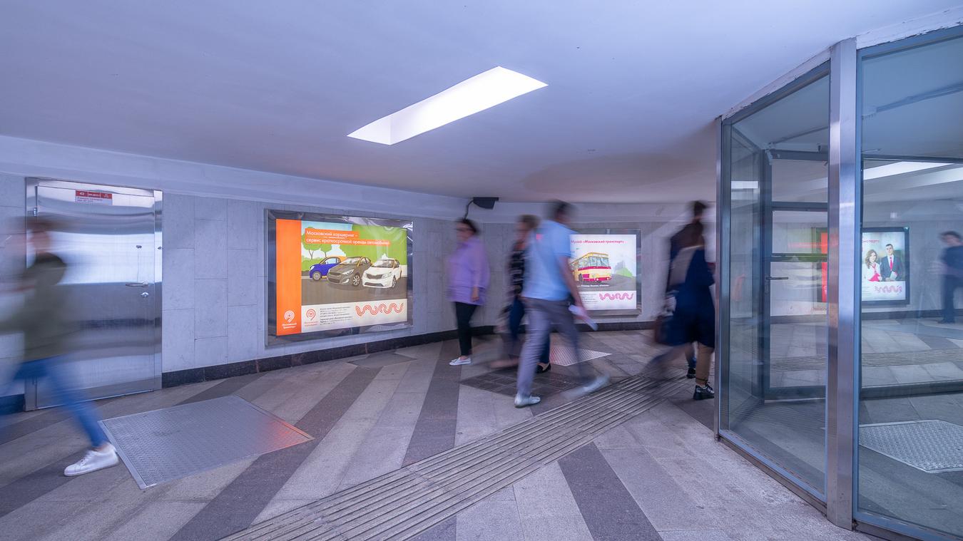 Фотография рекламного носителя, тип: Лайтбокс, адрес: Станция метро «Менделеевская», линия Серпуховско-Тимирязевская, Москва, Россия. Сторона/вариант 11 №822076