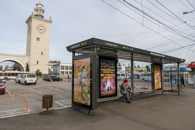 Фотография рекламного носителя, тип: Остановка 1.8x1.2, адрес: Ленина б-р., ост. "Ж/д Вокзал", поз.1, Симферополь, Республика Крым, Россия. Сторона Б1 №796517