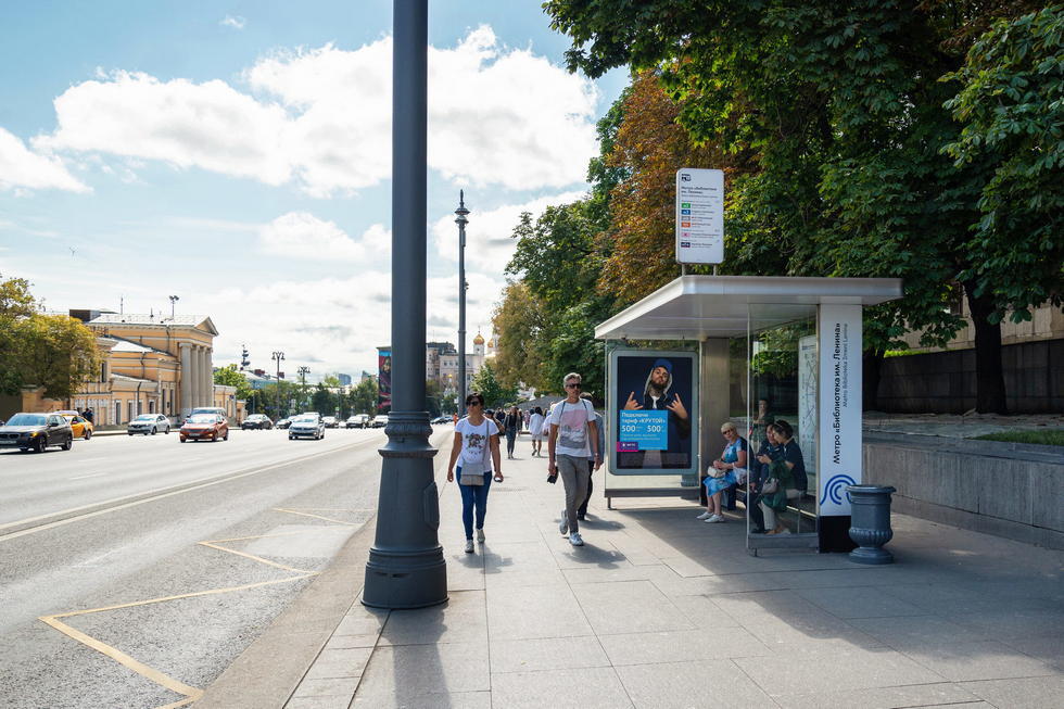 Фотография рекламного носителя, тип: Остановка 1.8x1.2, адрес: Моховая ул., д.5, Москва, Россия. Сторона А1-А5 №615162