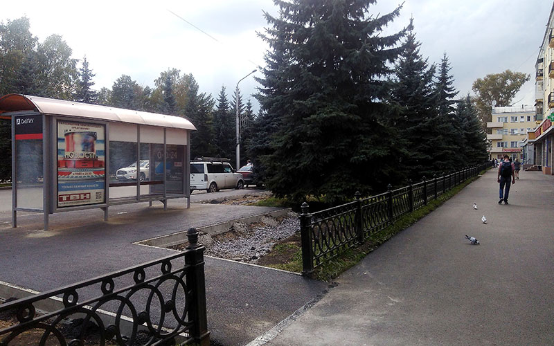 Фотография рекламного носителя, тип: Остановка 1.8x1.2, адрес: Кирова ул., д.33, Новокузнецк, Кемеровская область, Россия. Сторона А4 №668030