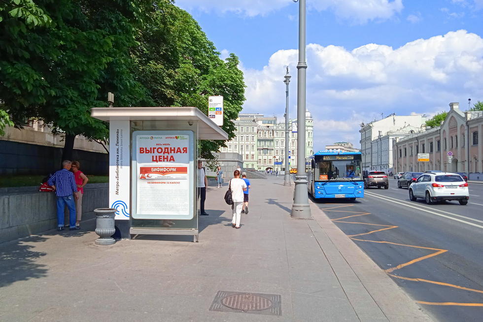 Фотография рекламного носителя, тип: Остановка 1.8x1.2, адрес: Моховая ул., д.5, Москва, Россия. Сторона Б №615163