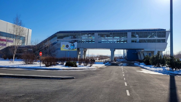 Фотография рекламного носителя, тип: Билборд 3x6, адрес: Владимира Сайбеля ул., аэропорт, Щ2, привокзальная площадь, Владивосток, Приморский край, Россия. Сторона A №1054352