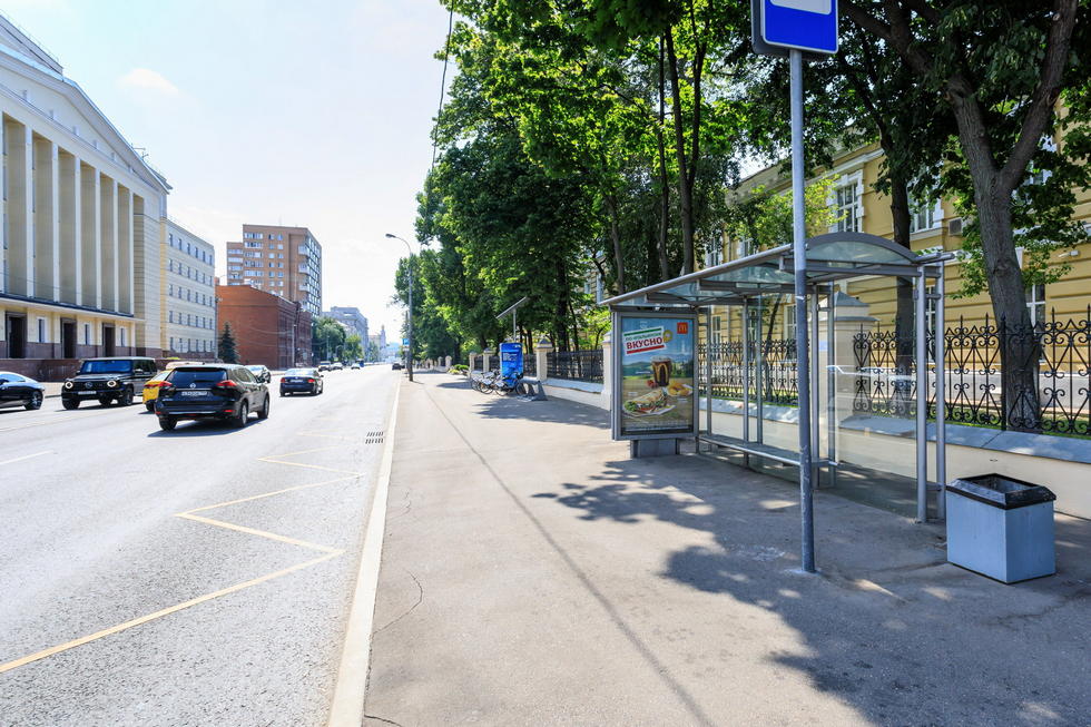 Фотография рекламного носителя, тип: Остановка 1.8x1.2, адрес: Пироговская Б. ул., д.2/6, ост. "ТРУБЕЦКАЯ УЛ.", поз.1, Москва, Россия. Сторона А №583585