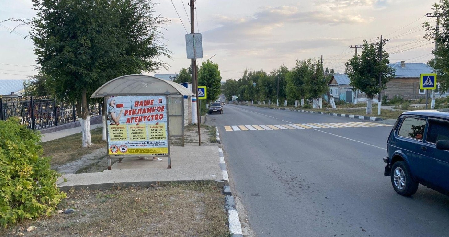 Фотография рекламного носителя, тип: Остановка 1.4x1.6, адрес: М. Горького ул., ост. ВВУТ, Вольск, Саратовская область, Россия. Сторона Б №1078476
