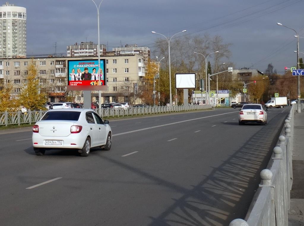 Фотография рекламного носителя, тип: Ситиборд 2.7x3.7, адрес: Юлиуса Фучика ул. Х Белинского ул., д.222, поз.3, Екатеринбург, Свердловская область, Россия. Сторона Б №866875
