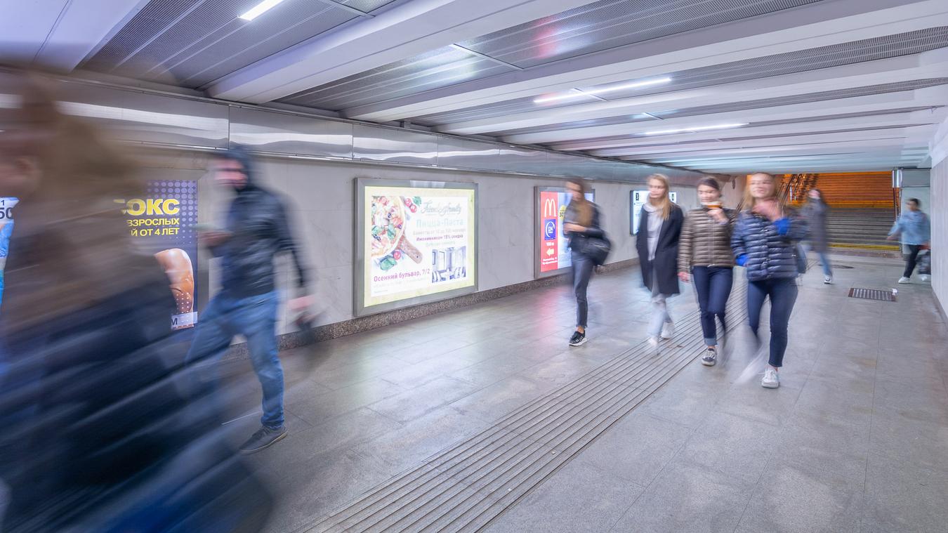 Фотография рекламного носителя, тип: Лайтбокс, адрес: Станция метро «Крылатское», линия Арбатско-Покровская, Москва, Россия. Сторона/вариант 11 №822163