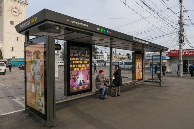 Фотография рекламного носителя, тип: Остановка 1.8x1.2, адрес: Ленина б-р., ост. "Ж/д Вокзал", поз.1, Симферополь, Республика Крым, Россия. Сторона А2 №796518