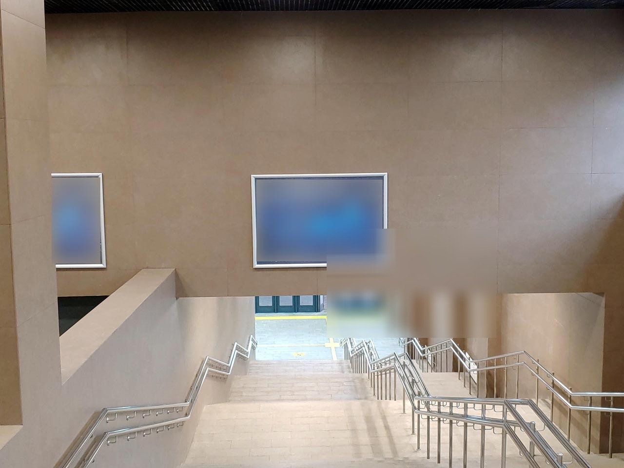 Фотография рекламного носителя, тип: Ситиформат 1.8x1.2, адрес: Ховрино ст., над лестницей выхода в зал ожидания платформы из Москвы, Москва, Россия. Сторона А №941947