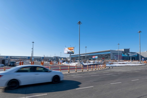 Фотография рекламного носителя, тип: Билборд 3x6, адрес: Владимира Сайбеля ул., аэропорт, Щ1, привокзальная площадь, Владивосток, Приморский край, Россия. Сторона B №1054350