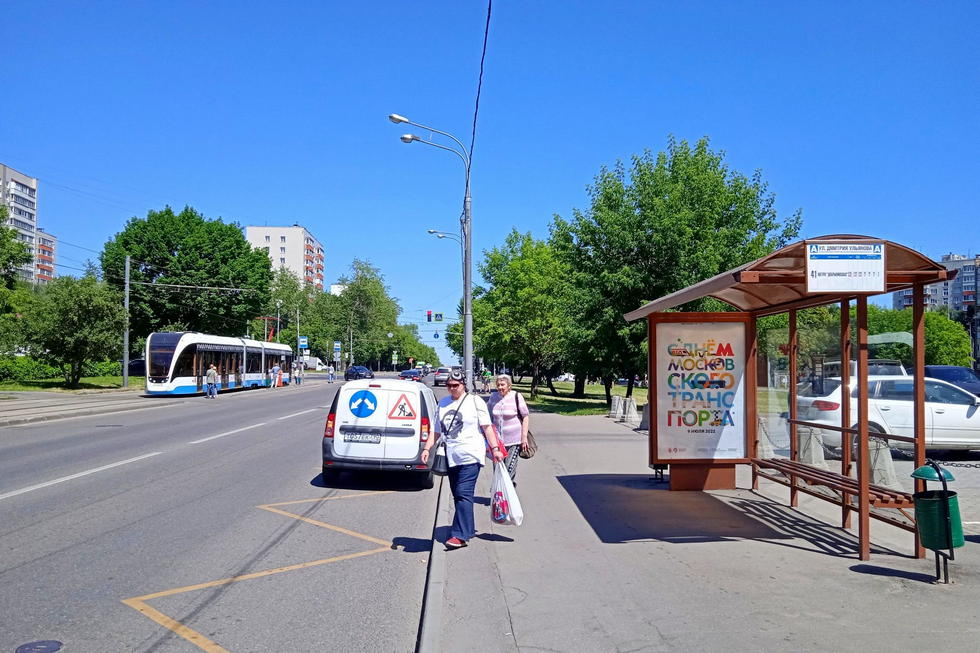 Фотография рекламного носителя, тип: Остановка 1.8x1.2, адрес: Черемушинская Большая ул., Москва, Россия. Сторона A №432221