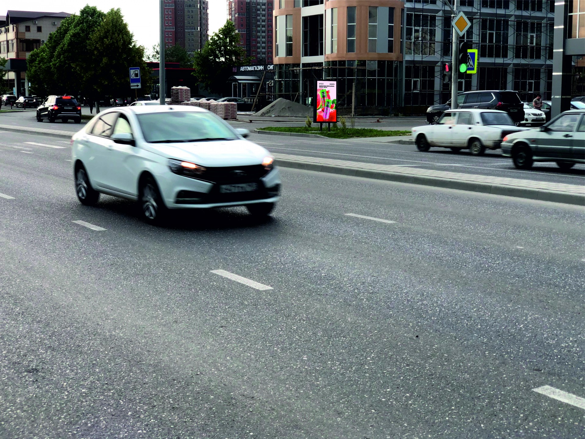 Фотография рекламного носителя, тип: Ситиформат 1.8x1.2, адрес: Жуковского ул., поз.8, Грозный, Республика Чечня, Россия. Сторона А №1084412