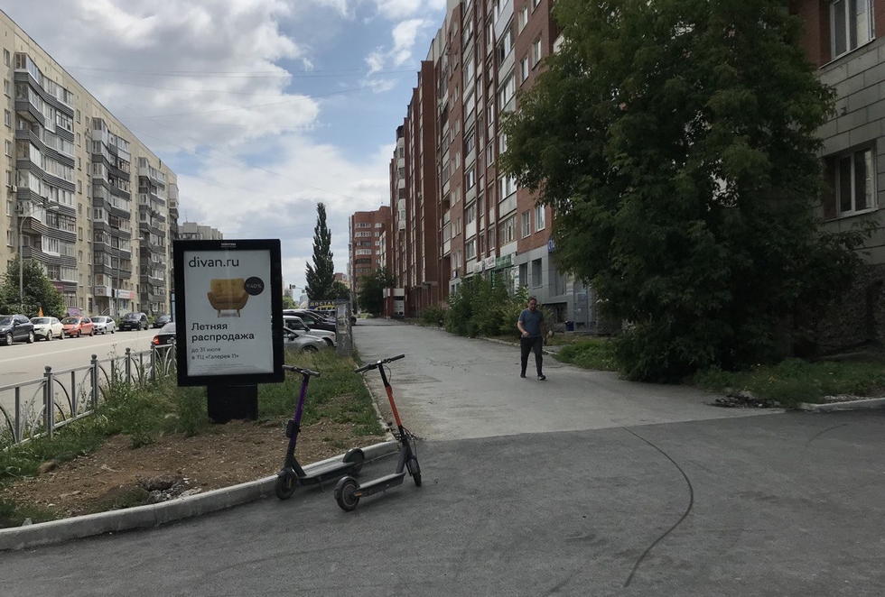 Фотография рекламного носителя, тип: Ситиформат 1.8x1.2, адрес: Сурикова ул. Х Большакова ул., д.109, Екатеринбург, Свердловская область, Россия. Сторона A №813661