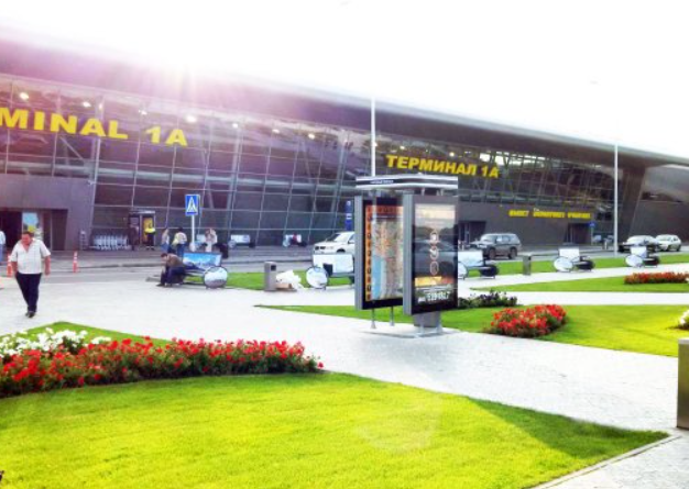 Фотография рекламного носителя, тип: Ситиформат 1.8x1.2, адрес: Аэропорт, выход из Терминала 1, Казань, Республика Татарстан, Россия. Сторона Б1 №488698