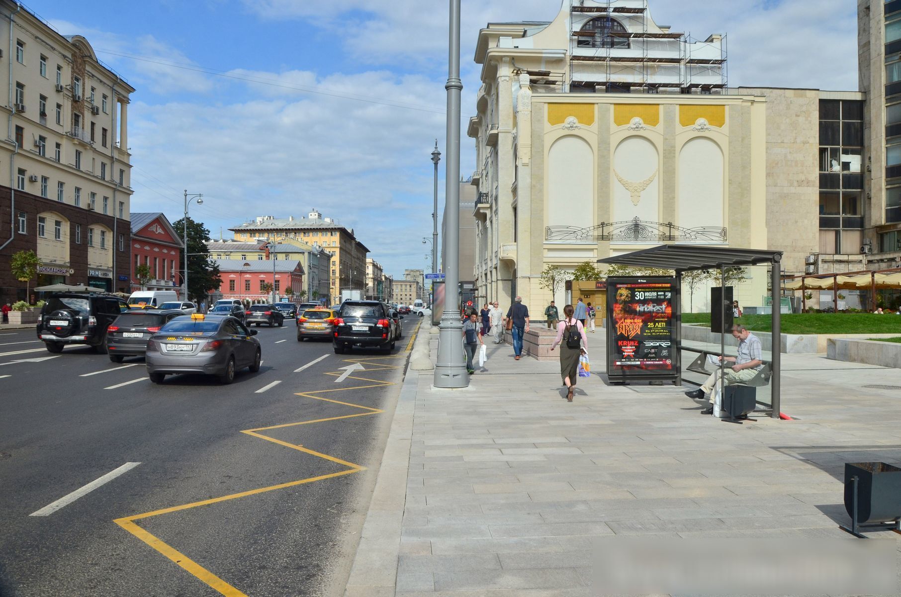 Фотография рекламного носителя, тип: Остановка 1.8x1.2, адрес: Тверская ул., д.18, поз.2, Москва, Россия. Сторона А1-А5 №557100