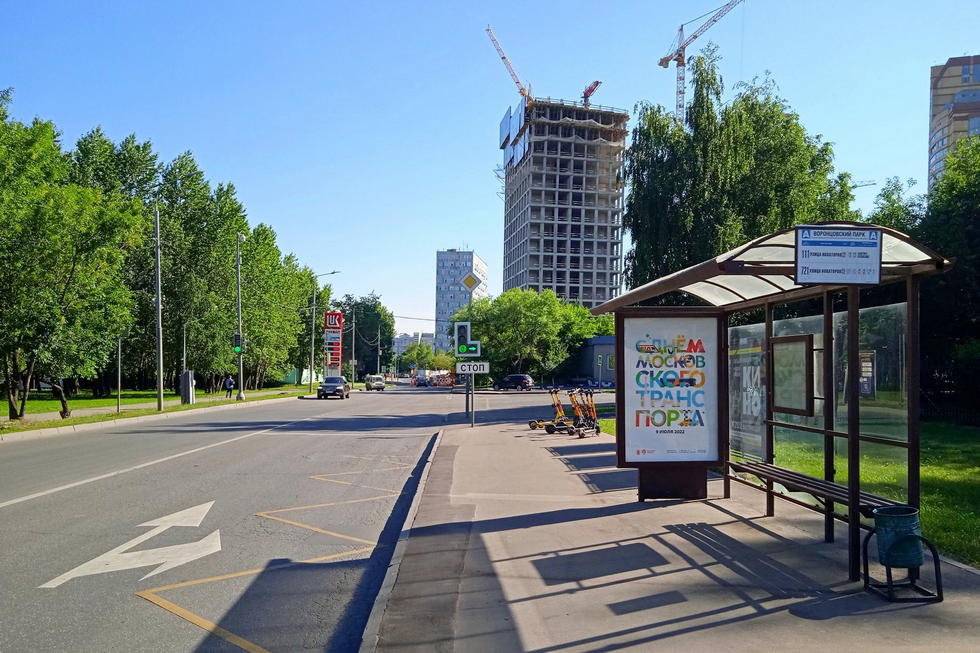 Фотография рекламного носителя, тип: Остановка 1.8x1.2, адрес: Архитектора Власова ул., д.2, корп.1, поз.1, Москва, Россия. Сторона А №923215