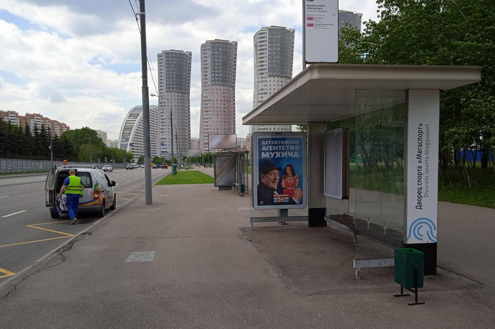 Фотография рекламного носителя, тип: Остановка 1.8x1.2, адрес: Сухого Авиаконструктора ул., ост. "Дворец спорта "Мегаспорт", Москва, Россия. Сторона А №822688