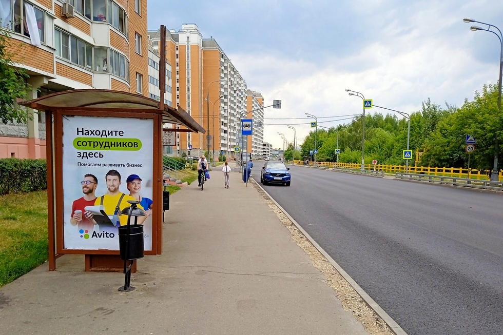 Фотография рекламного носителя, тип: Остановка 1.8x1.2, адрес: Академика Алиханова ул., д.165е, корп.3, поз.2, Москва, Россия. Сторона Б №943475