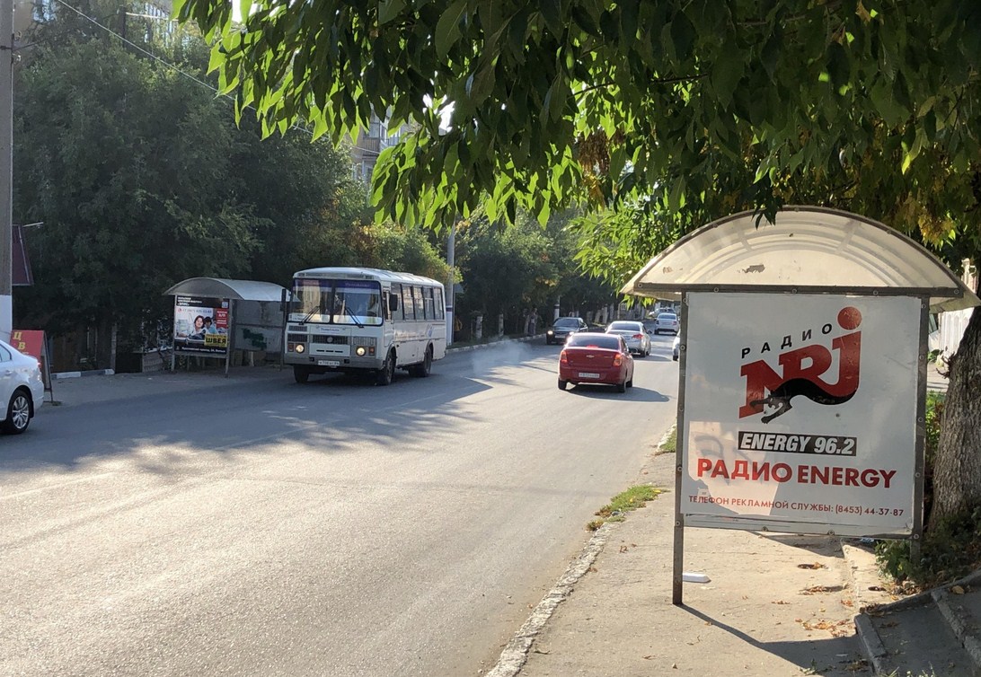 Фотография рекламного носителя, тип: Остановка 1.4x1.6, адрес: Коммунистическая ул., д.85, ост. Поликлиника №3, Вольск, Саратовская область, Россия. Сторона A №1078469