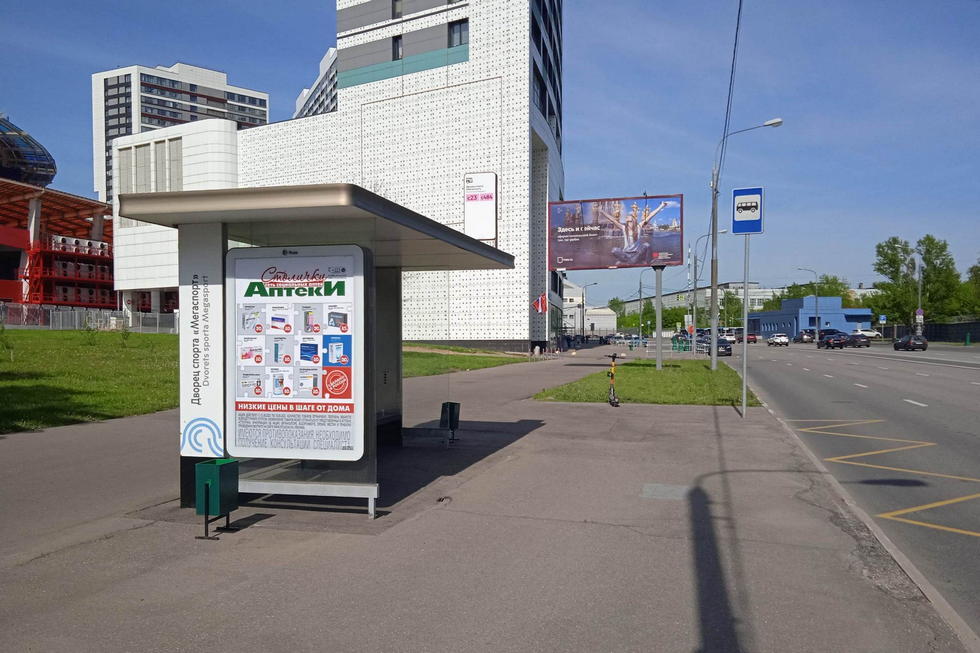 Фотография рекламного носителя, тип: Остановка 1.8x1.2, адрес: Сухого Авиаконструктора ул., ост. "Дворец спорта "Мегаспорт", Москва, Россия. Сторона Б №822689