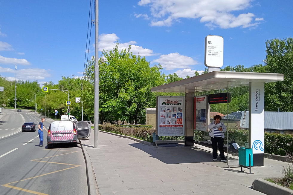 Фотография рекламного носителя, тип: Остановка 1.8x1.2, адрес: Нагорная ул., ост. "Завод ЭМОЗ", Москва, Россия. Сторона А №930067