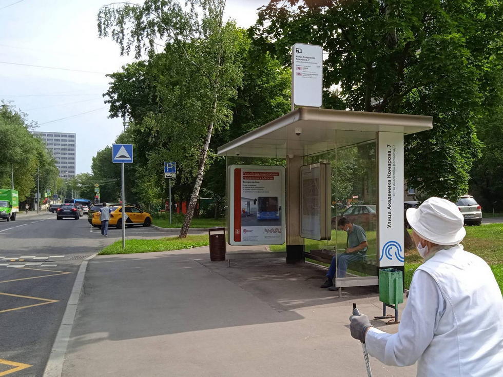 Фотография рекламного носителя, тип: Остановка 1.8x1.2, адрес: Комарова Академика ул., д.7, Москва, Россия. Сторона А №939022