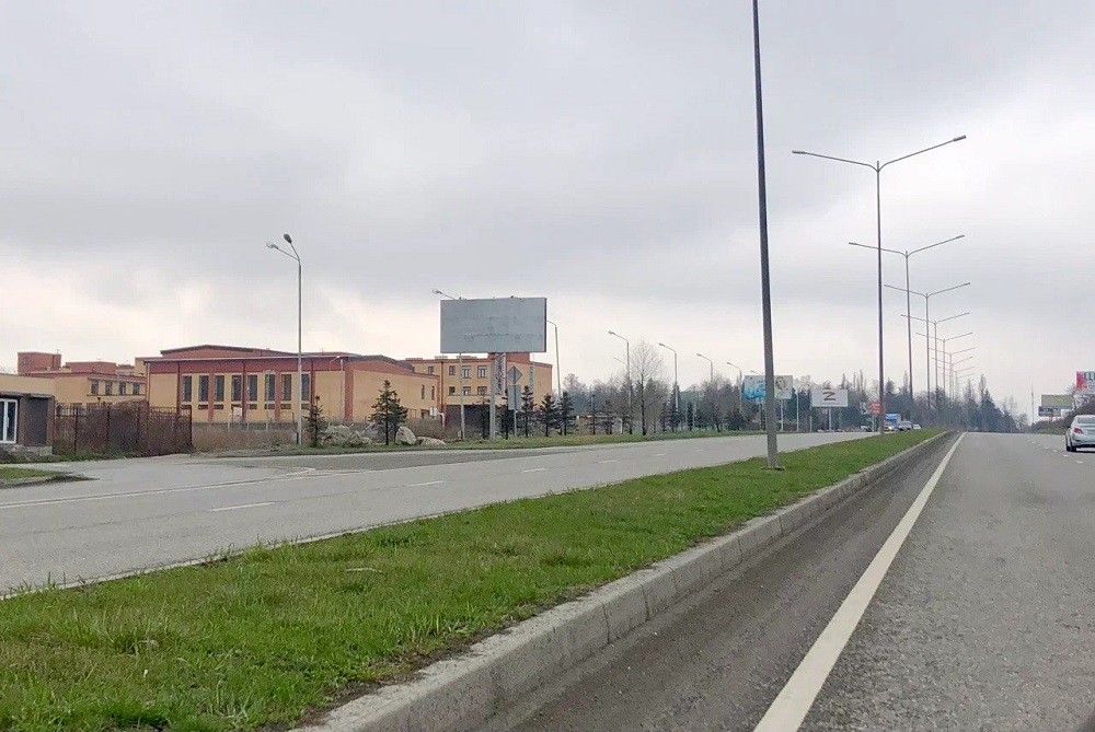 Фотография рекламного носителя, тип: Билборд 3x6, адрес: Московское ш. Х Кадырова ул., Владикавказ, Республика Северная Осетия – Алания, Россия. Сторона Б №451685