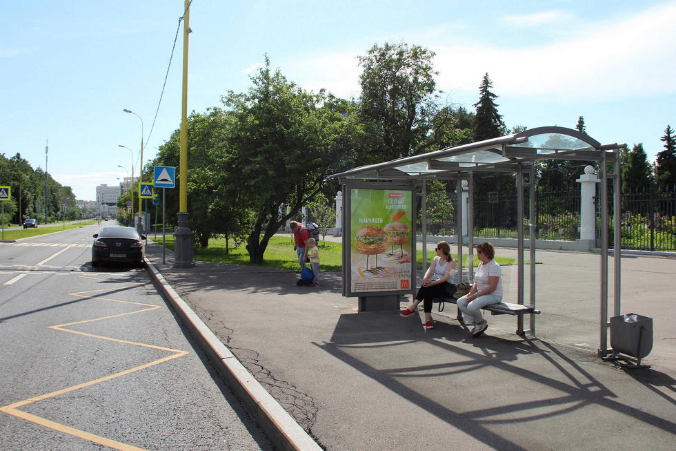 Фотография рекламного носителя, тип: Остановка 1.8x1.2, адрес: Менделевская ул., ост. Менделевская ул. - МГУ, поз.1, Москва, Россия. Сторона А №580161