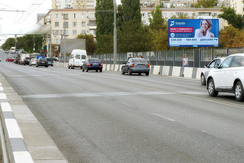 Фотография рекламного носителя, тип: Билборд 3x6, адрес: Комсомольская ул., путепровод, поз.1, Волгоград, Волгоградская область, Россия. Сторона А №369452