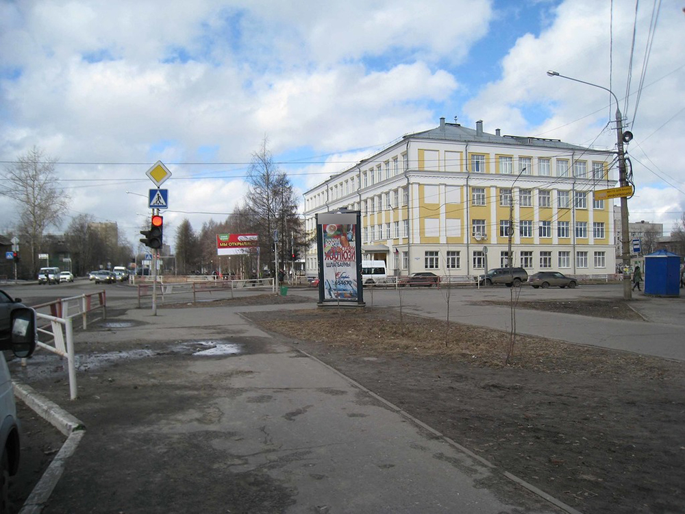 Фотография рекламного носителя, тип: Пиллар 3x1.4, адрес: Ломоносова пр-т. Х Урицкого ул., Архангельск, Архангельская область, Россия. Сторона Б №615878