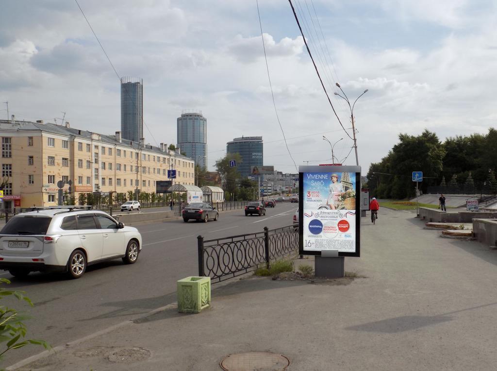 Фотография рекламного носителя, тип: Ситиформат 1.8x1.2, адрес: Челюскинцев ул., д.11 X Красный пер., поз.1, Екатеринбург, Свердловская область, Россия. Сторона А №1323962