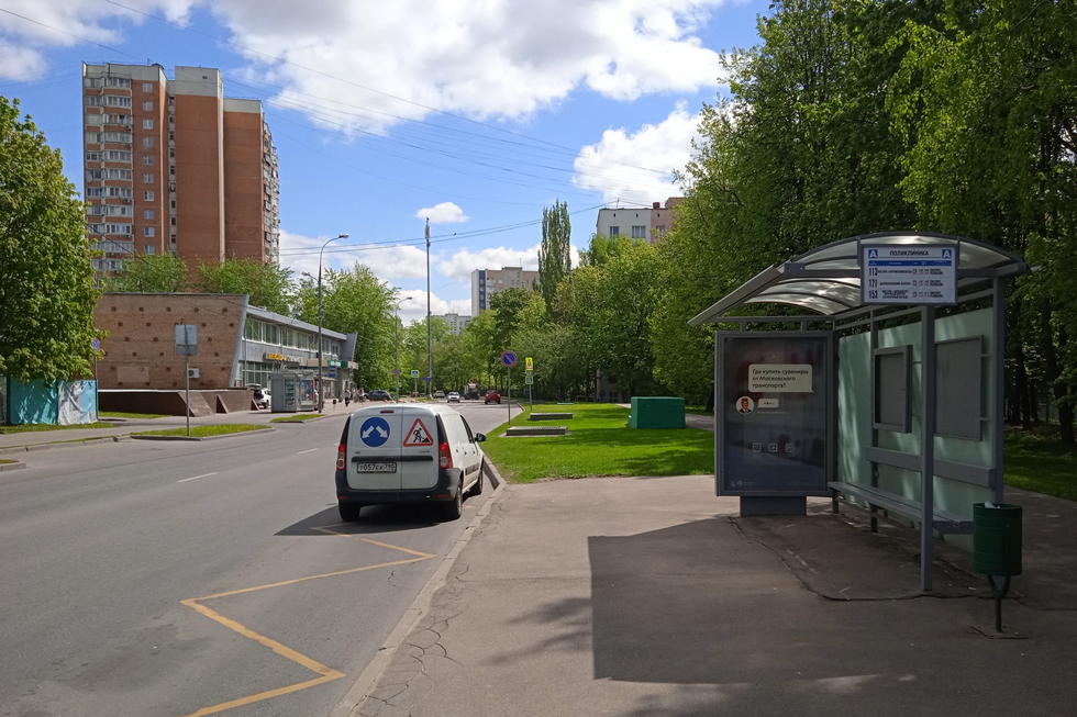 Фотография рекламного носителя, тип: Остановка 1.8x1.2, адрес: Цюрупы ул., ост. "Поликлиника №10", Москва, Россия. Сторона A №310900