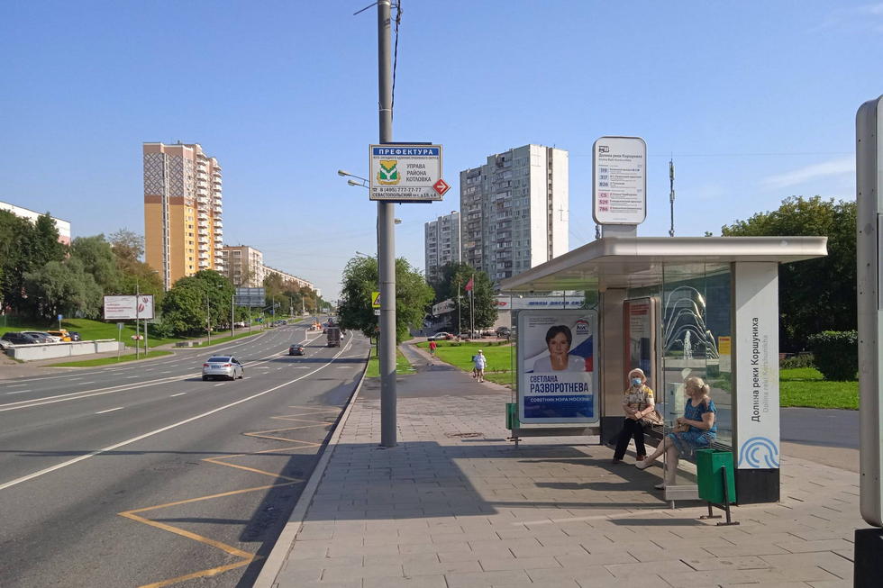 Фотография рекламного носителя, тип: Остановка 1.8x1.2, адрес: Севастопольский пр-т., ост. "Долина реки Коршуниха", Москва, Россия. Сторона А №933807