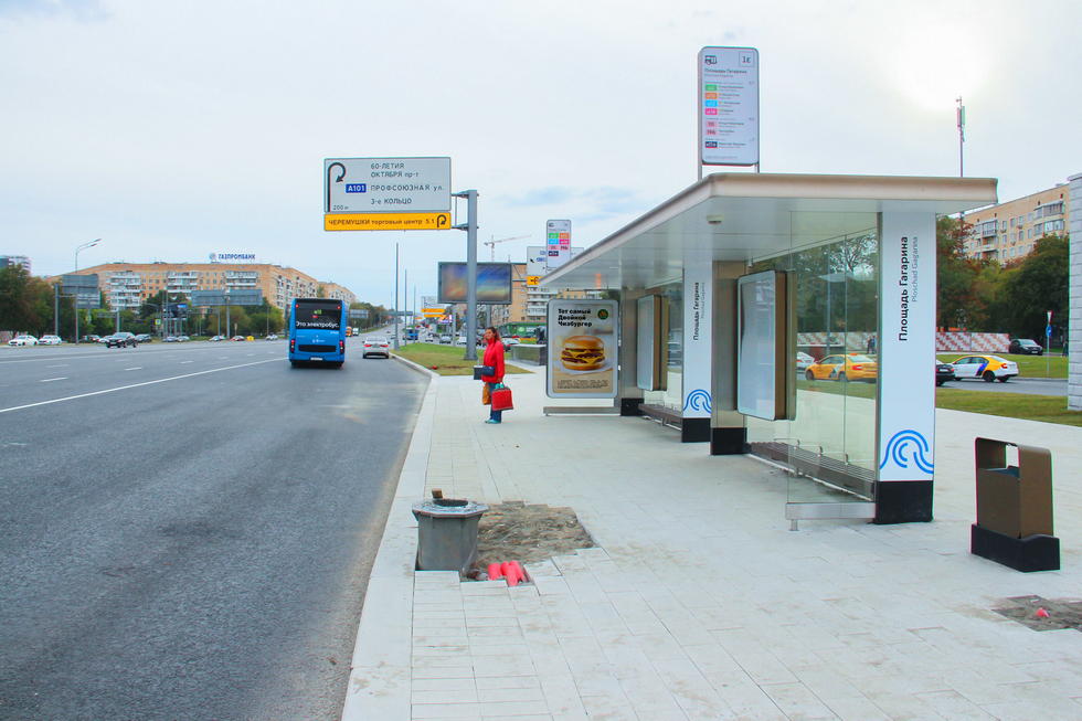 Фотография рекламного носителя, тип: Остановка 1.8x1.2, адрес: Ленинский пр-т., ост. пл. Гагарина, поз.2, Москва, Россия. Сторона А №334439