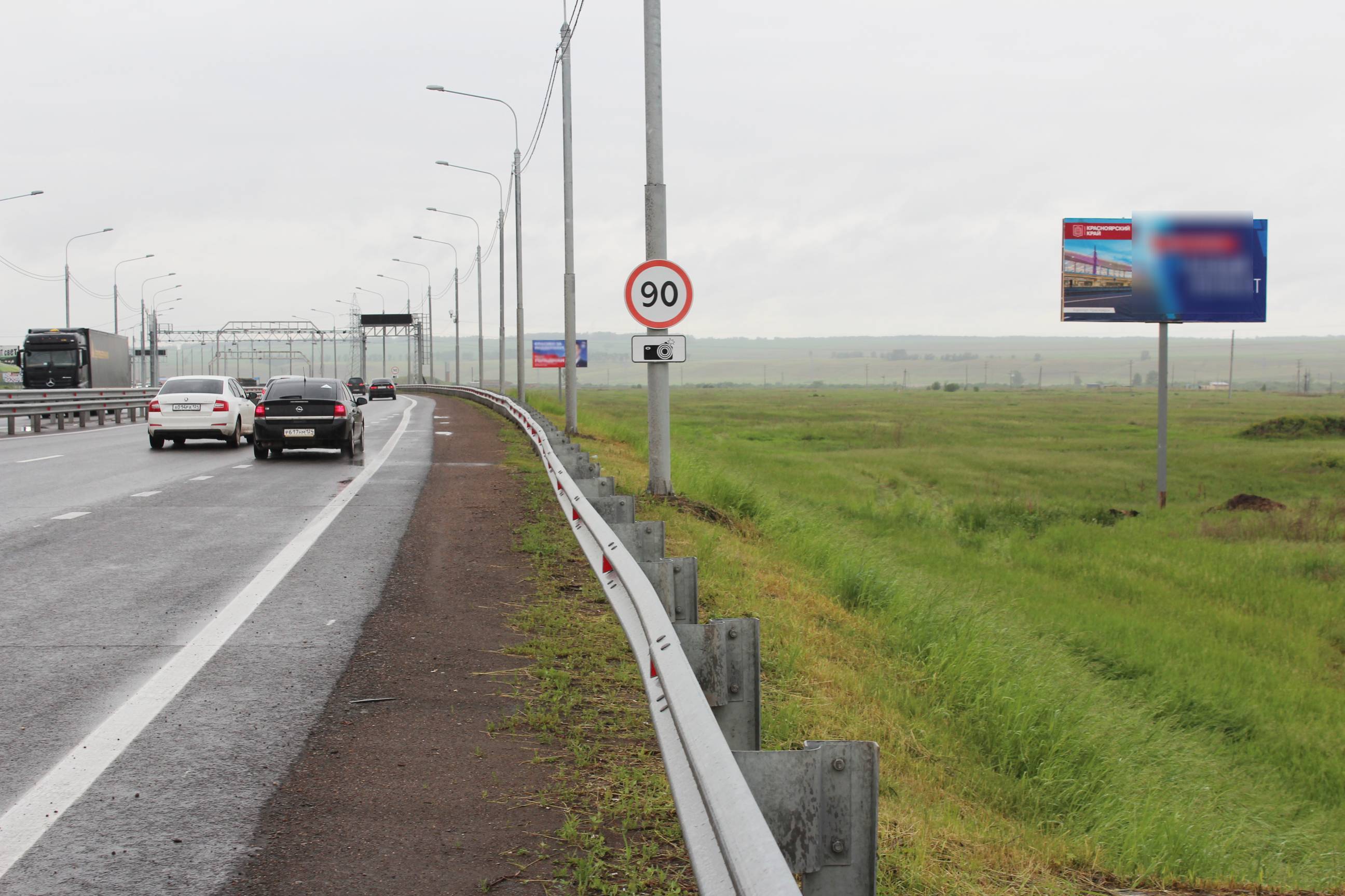 Фотография рекламного носителя, тип: Билборд 3x6, адрес: Красноярск г. - Емельяново п. - Аэропорт а/д, поз.4, Красноярск, Красноярский край, Россия. Сторона A №870336