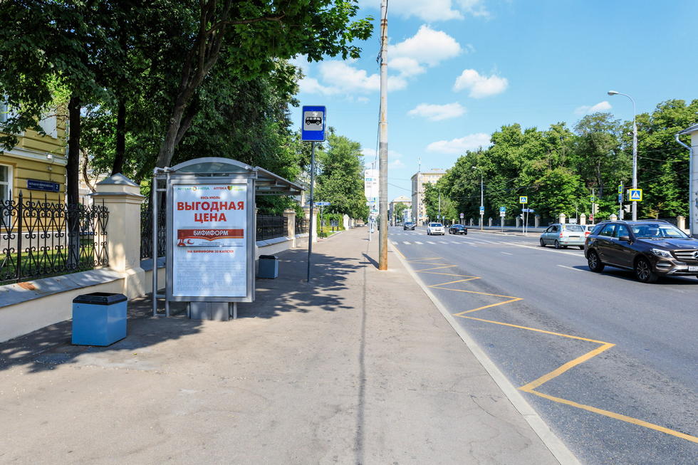 Фотография рекламного носителя, тип: Остановка 1.8x1.2, адрес: Пироговская Б. ул., д.2/6, ост. "ТРУБЕЦКАЯ УЛ.", поз.1, Москва, Россия. Сторона Б №583586