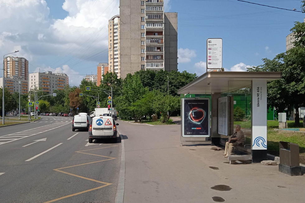 Фотография рекламного носителя, тип: Остановка 1.8x1.2, адрес: Бескудниковский б-р., ост. "Школа №656", Москва, Россия. Сторона А №888657