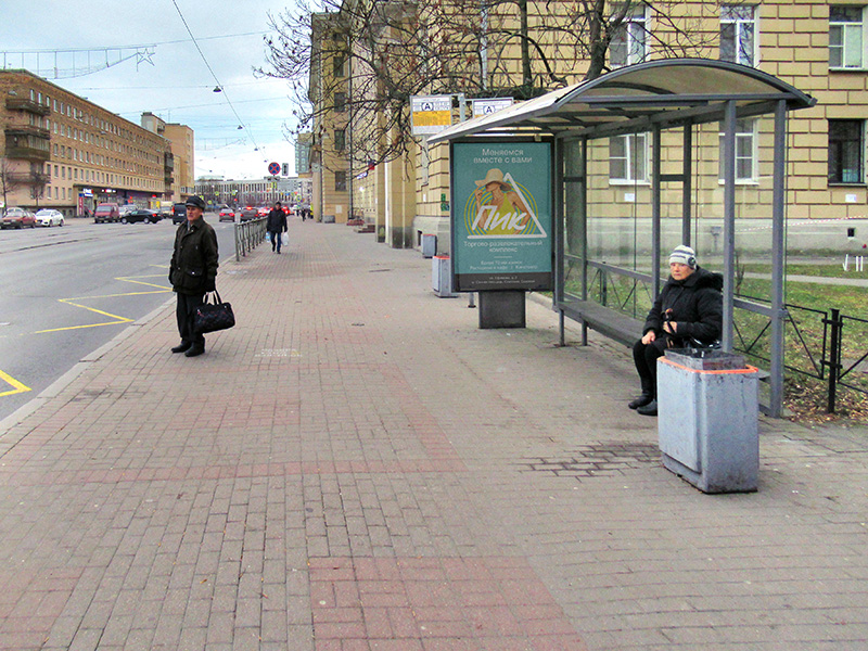 Фотография рекламного носителя, тип: Остановка 1.8x1.2, адрес: Среднеохтинский пр-т., д.2, лит.Б, Санкт-Петербург, Россия. Сторона A №1094509