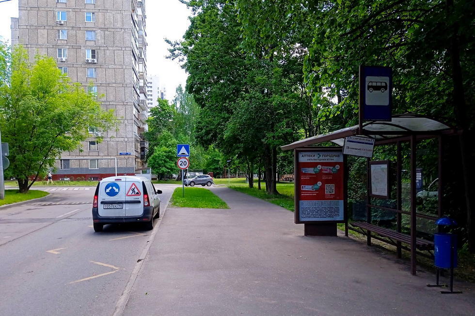 Фотография рекламного носителя, тип: Остановка 1.8x1.2, адрес: Воейкова ул., ост. "32-33-й кварталы Юго-запада", Москва, Россия. Сторона А №319199