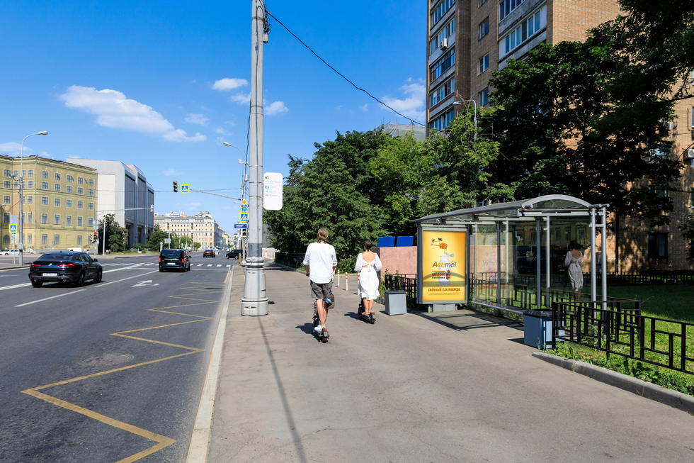 Фотография рекламного носителя, тип: Остановка 1.8x1.2, адрес: Пироговская Б. ул., д.5, Москва, Россия. Сторона А №538751