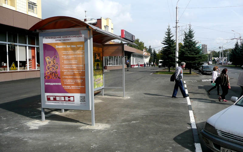 Фотография рекламного носителя, тип: Остановка 1.8x1.2, адрес: Кирова ул., д.49а, Новокузнецк, Кемеровская область, Россия. Сторона А1 №668035