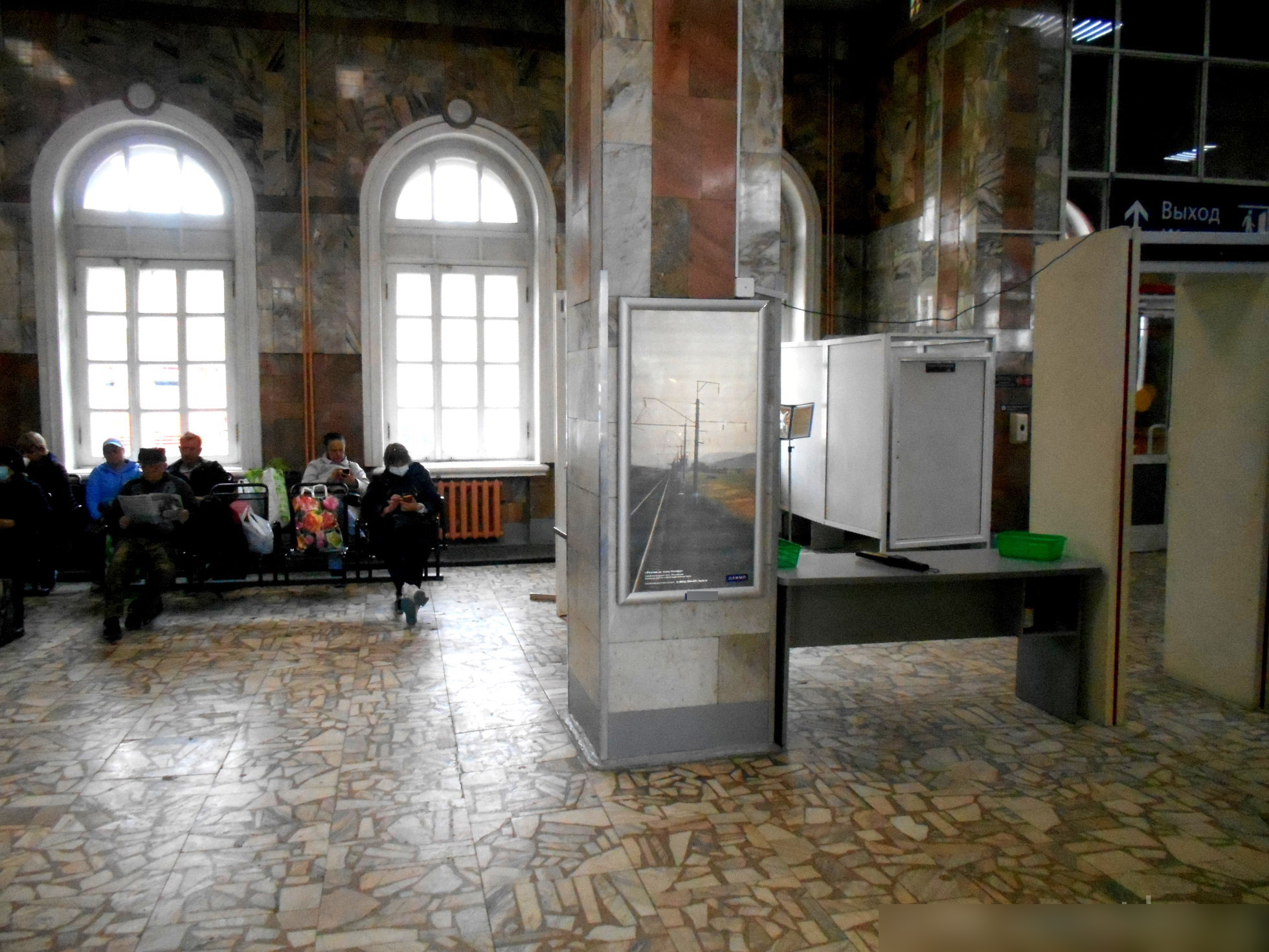 Фотография рекламного носителя, тип: Постер/баннер, адрес: ЖД вокзал «Иркутск-Пассажирский», Челнокова ул., д.3/1, Иркутск, Иркутская область, Россия. Сторона/вариант А №990758